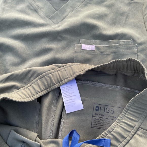 Figs Men’s Scrub Set - Picture 2 of 6